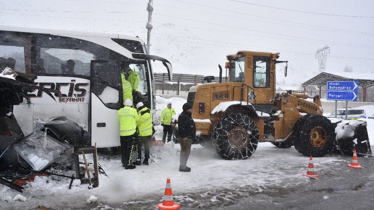 Bitlis’te yolcu otobüsü polis uygulama noktasına çarptı: 4 yaralı