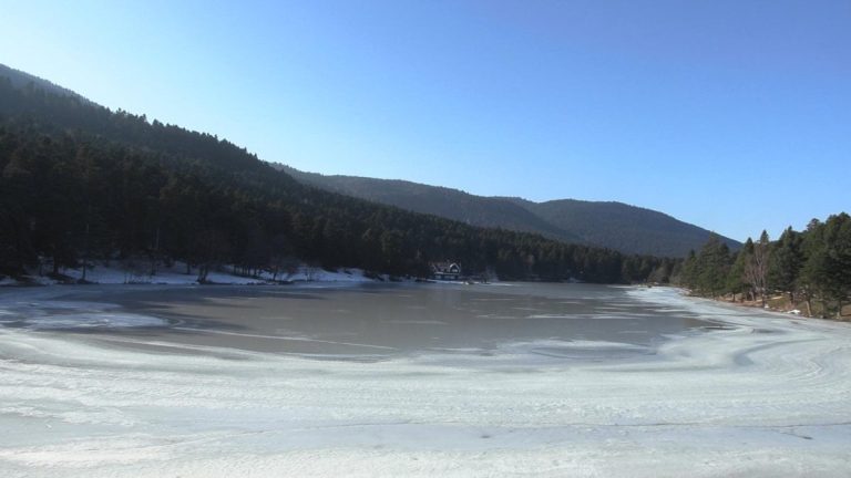 Bolu Gölcük Tabiat Parkı’ndaki göl buz tuttu