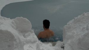 Bolu’da eksi 10 derecede buz gibi suya girdi