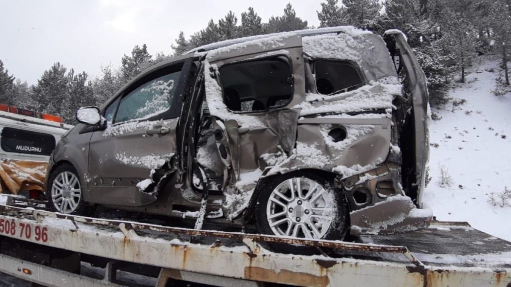 Bolu’da kamyon ile hafif ticari aracın çarpışması sonucu 2 kişi yaralandı