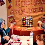 Bornova’da minik eller tezgâh başında