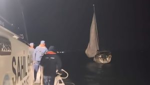 Bozcaada’da sürüklenen yelkenliyi Sahil Güvenlik kurtardı