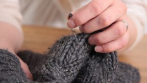 Bunu kazağınıza sürün, bir daha asla tüylenmeyecek: Sırrı yumuşatıcıda değil…