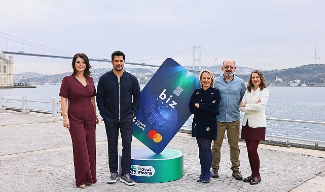 Burak Özçivit, Prof. Dr. Sinan Canan ve Açelya Akkoyun, Hayat Finans’ın ‘yeni nesil aile kartı’ için aynı sahnedeydi