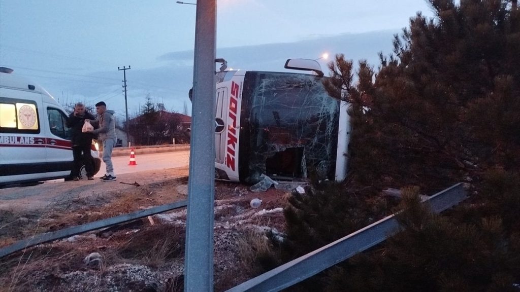 Burdur’da yolcu otobüsü devrildi: 12 kişi yaralandı