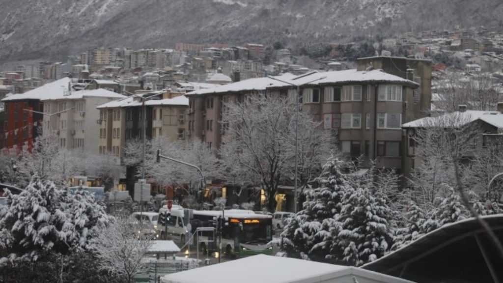 Bursa sabaha beyaz örtüyle uyandı