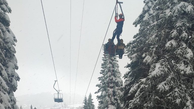 Bursa Uludağ’da telesiyej arızası nedeniyle mahsur kalan 51 kişi kurtarıldı
