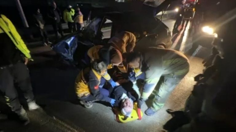 Bursa’da bariyerlere çarpan araçta 2 kişi ağır yaralandı