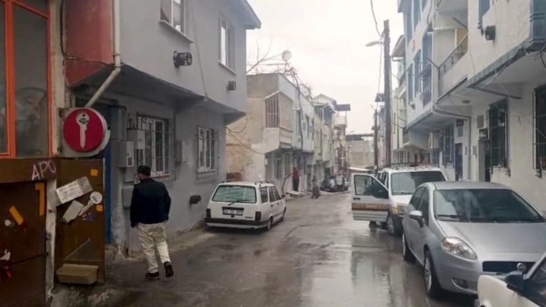 Bursa’da bir şahıs boşanma aşamasındaki eşini silahla vurup ağır yaraladı