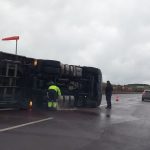 Bursa’da fırtına otobanda tırı devirdi: Sürücü kendi imkanlarıyla çıktı