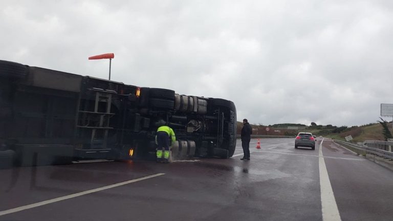 Bursa’da fırtına otobanda tırı devirdi: Sürücü kendi imkanlarıyla çıktı