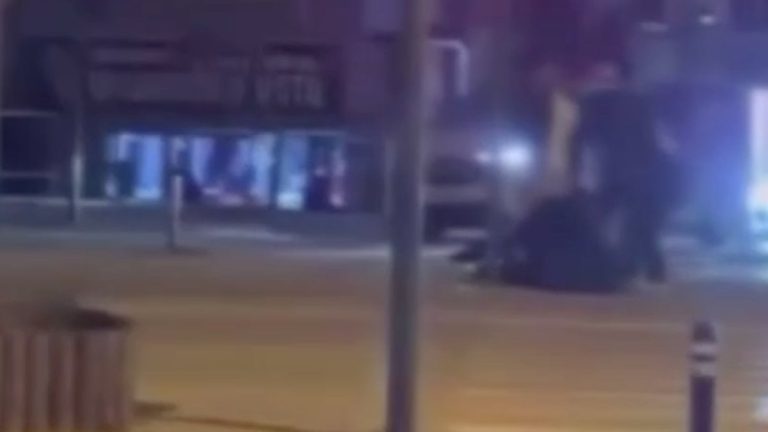 Bursa’da iki kişinin birbirine girdiği anlar kamerada