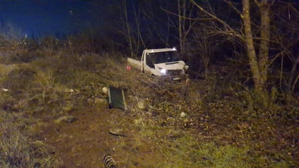 Bursa’da kamyonetin kopardığı bariyerler otomobillerin üzerine düştü