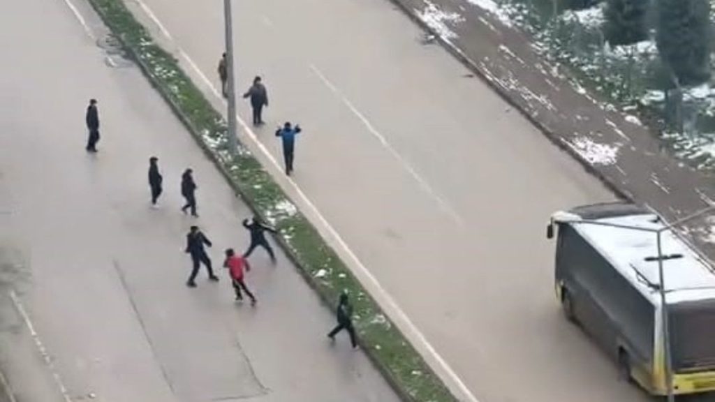 Bursa’da kar topu gerginliği: Otobüs şoförü çocukları sopayla kovaladı