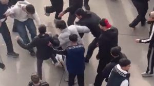 Bursa’da karne alan lise öğrencilerinin AVM otoparkındaki kavgası kamerada