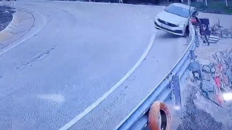 Bursa’da kontrolden çıkan araç bariyerlere saplandı