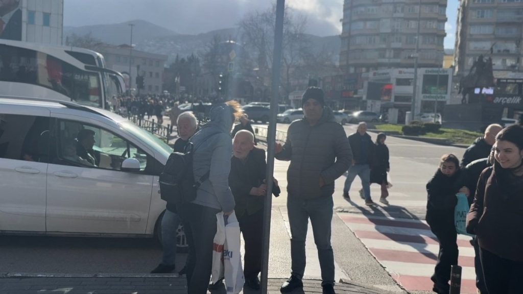 Bursa’da lodos nedeniyle trafik lambasına tutundular