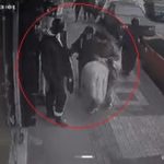 Bursa’da mağaza önündeki kıyafet hırsızlığı kameraya yansıdı