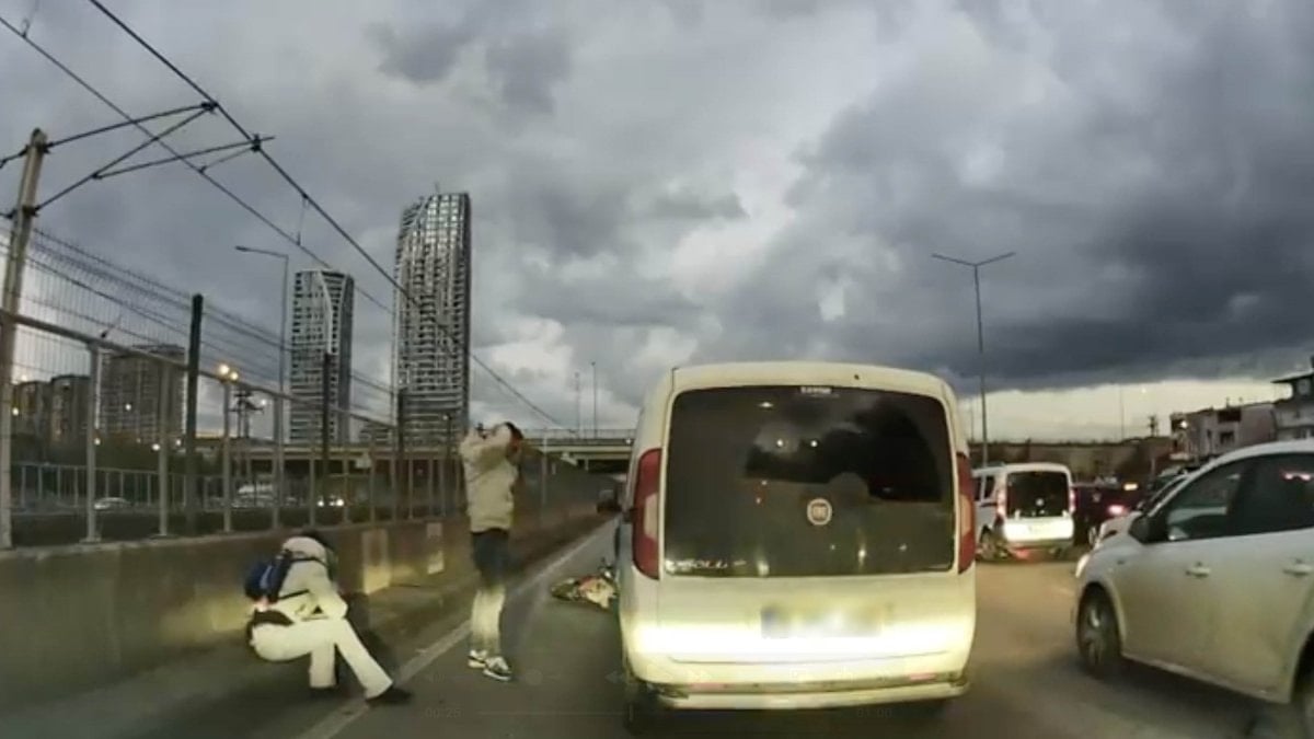 Bursa’da motosikletliye çarptı, aracının derdine düştü