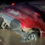 Bursa’da otomobil bataklığa saplandı: Sürücü son anda kurtuldu