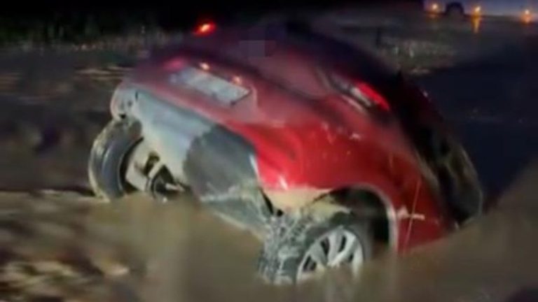 Bursa’da otomobil bataklığa saplandı: Sürücü son anda kurtuldu