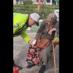 Bursa’da otomobilin çarptığı yaşlı kadını polis yalnız bırakmadı