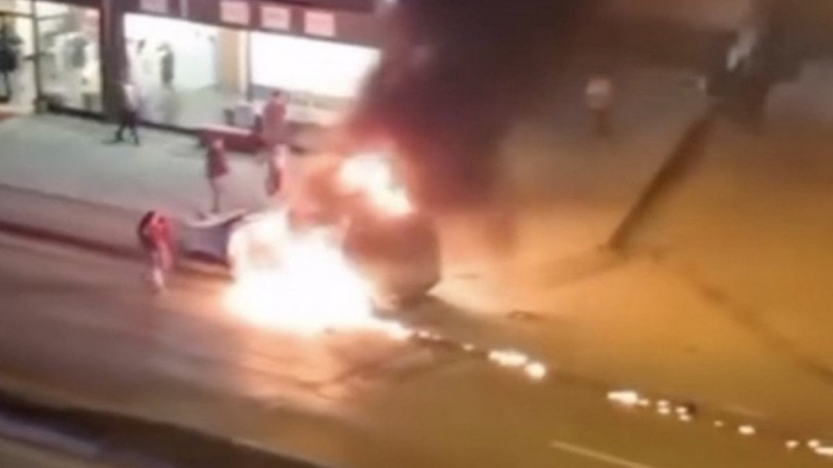 Bursa’da park halindeki araç alevlere teslim oldu