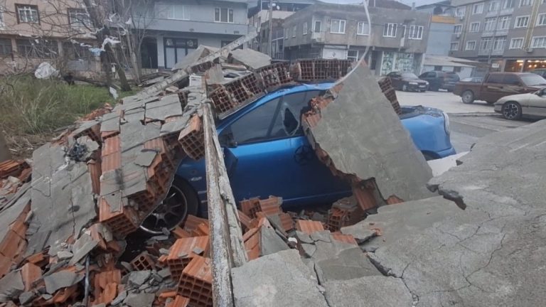 Bursa’da saatte 105,5 kilometreyi bulan fırtına hasara yol açtı