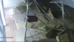 Bursa’da şiddetli lodos plaza ofisinin çatısını çökertti