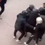 Bursa’da yaşlı kadın lodosa yakalandı: Kuryeler siper oldu