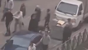 Bursa’da yol ortasında kavga kamerada