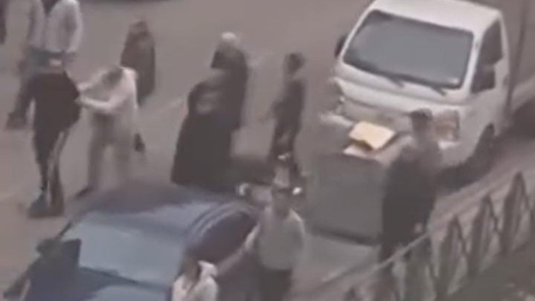 Bursa’da yol ortasında kavga kamerada