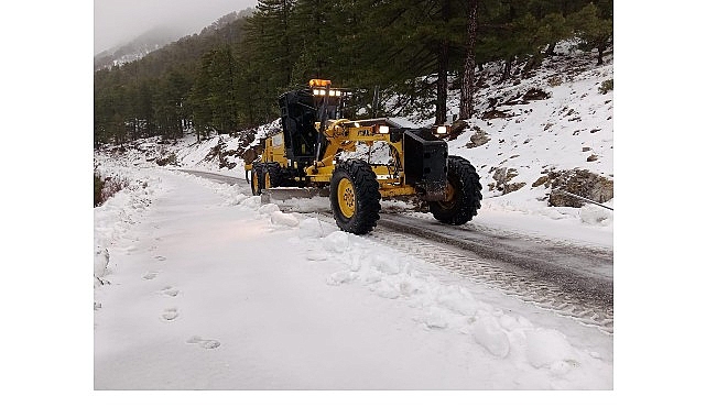 Büyükşehir ekiplerinin karla mücadele çalışması sürüyor