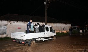 Büyükşehir ve MASKİ Ekipleri Yağmurda Tüm Gücüyle Sahada