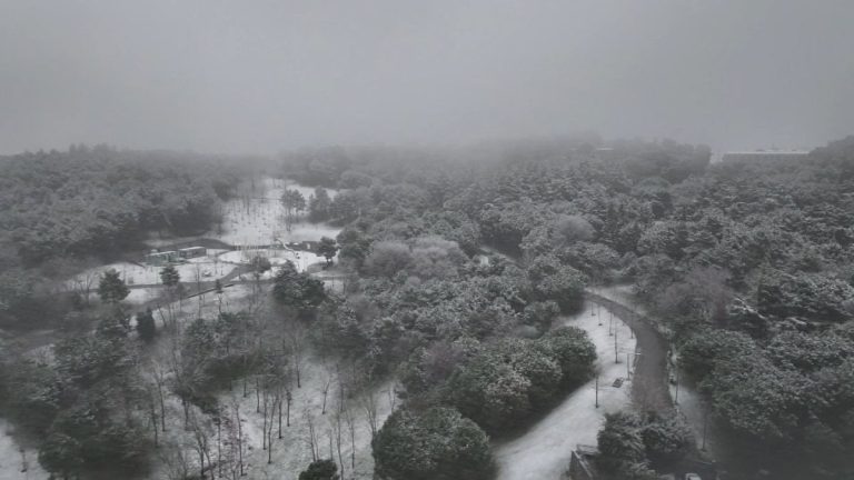 Çamlıca Tepesi’nde karın keyfini aileler çıkardı