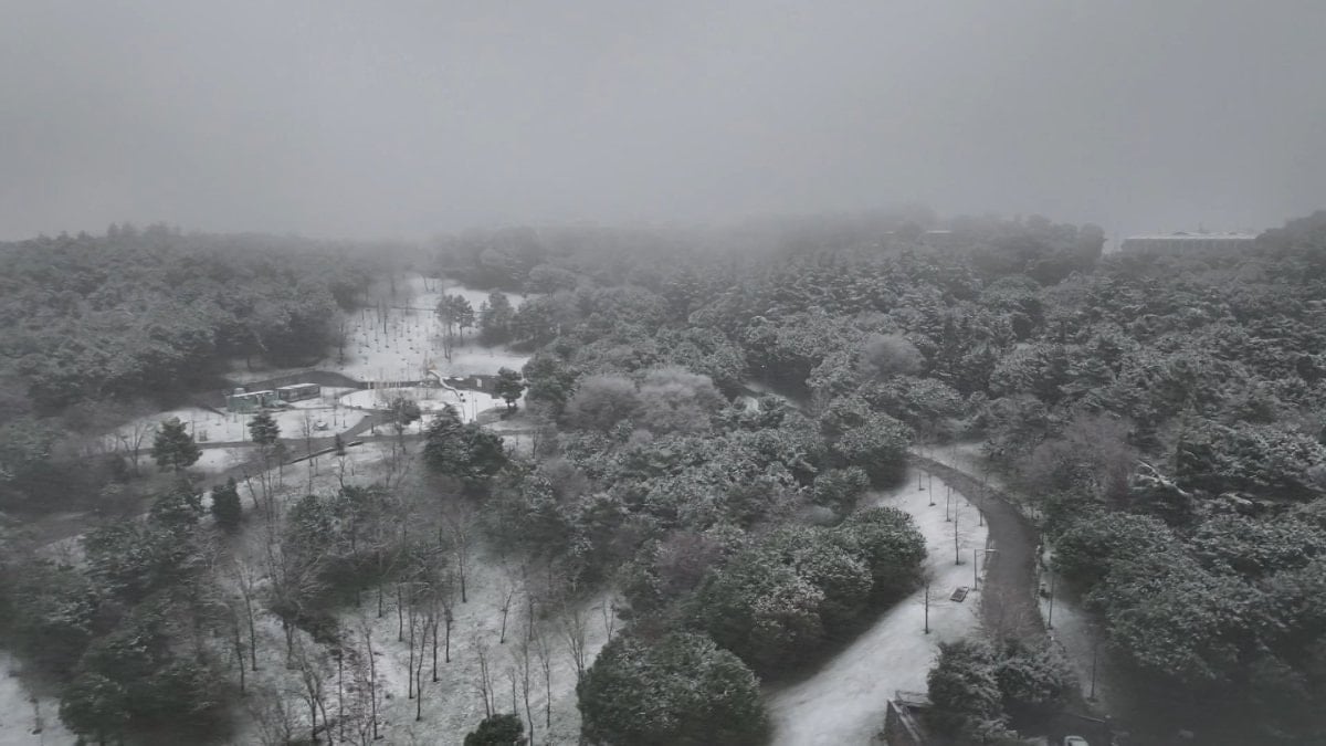 Çamlıca Tepesi’nde karın keyfini aileler çıkardı