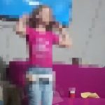 Canlı yayınında küçük kızı dans ettirerek para kazanmaya çalıştı