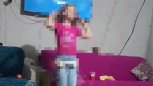 Canlı yayınında küçük kızı dans ettirerek para kazanmaya çalıştı