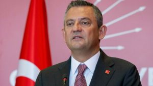 CHP’de Cumhurbaşkanlığı Aday Ofisi’nin kapısına Özgür Özel’in adı yazıldı