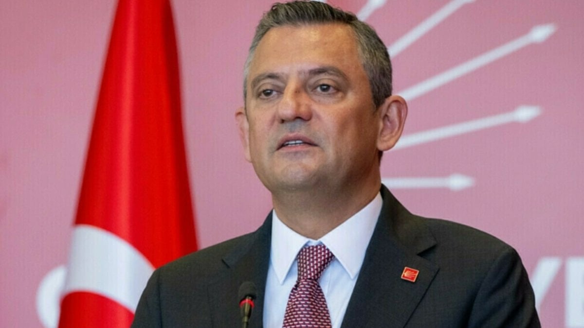 CHP’de Cumhurbaşkanlığı Aday Ofisi’nin kapısına Özgür Özel’in adı yazıldı