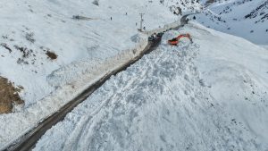 Çığ sonrası Van-Çatak yolunda ulaşım tek şeritten veriliyor