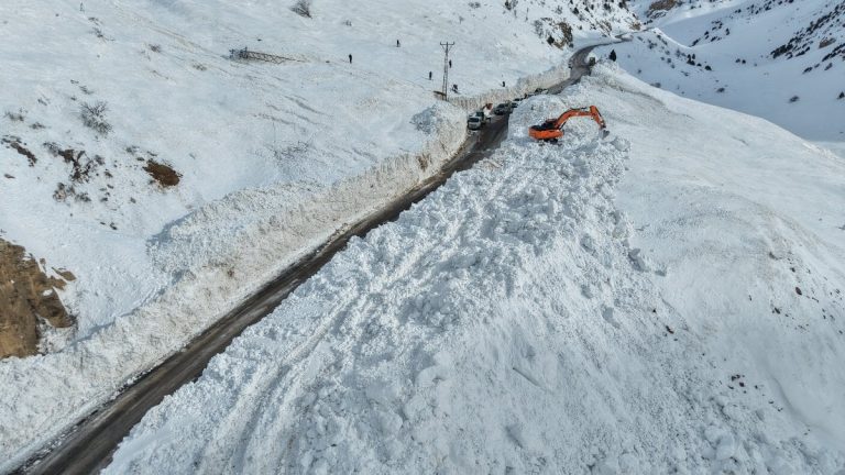 Çığ sonrası Van-Çatak yolunda ulaşım tek şeritten veriliyor