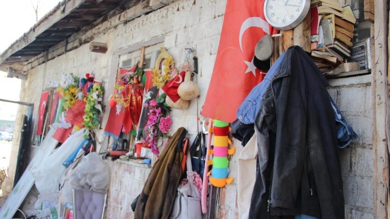 Çorum’da 79 yaşındaki vatandaş atık toplarken bulduğu bayrakları evinin duvarına asıyor