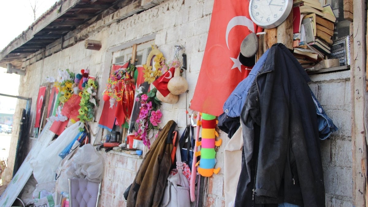 Çorum’da 79 yaşındaki vatandaş atık toplarken bulduğu bayrakları evinin duvarına asıyor