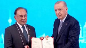 Cumhurbaşkanı Erdoğan, Malezya Başbakanı Enver İbrahim’e Cumhuriyet nişanı taktı