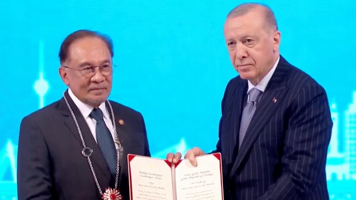 Cumhurbaşkanı Erdoğan, Malezya Başbakanı Enver İbrahim’e Cumhuriyet nişanı taktı