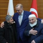 Cumhurbaşkanı Erdoğan, MYK öncesi vatandaşlarla buluştu