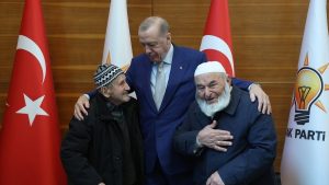 Cumhurbaşkanı Erdoğan, MYK öncesi vatandaşlarla buluştu