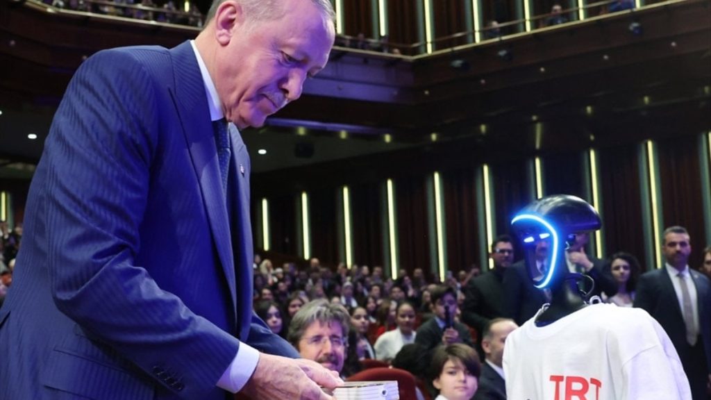 Cumhurbaşkanı Erdoğan’a kanal açılışı kumandasını robot getirdi
