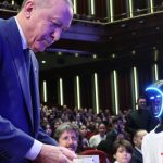 Cumhurbaşkanı Erdoğan’a kanal açılışı kumandasını robot getirdi
